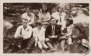 Jeleń Okrągle, lipiec 1930 r. Na zdjęciu m.in. Tosia Tobyłczyk (środek tył), Olek Kobyłczyk (dół od lewej), Maszybrodzka (dół od prawej)